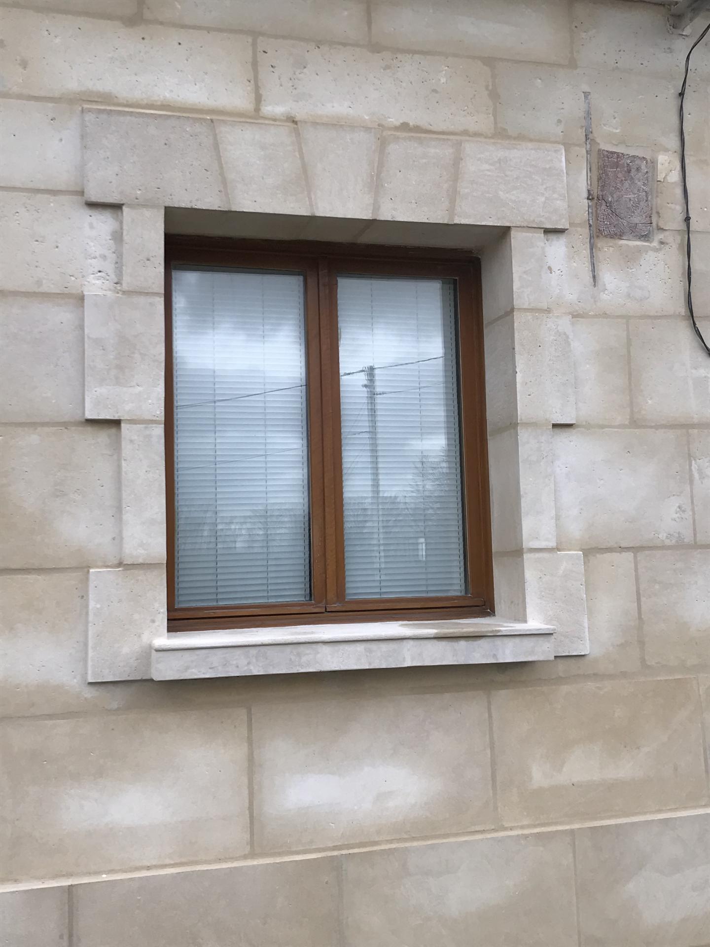 Encadrement fenêtre en pierre